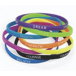 Pulseira de silicone fininha e multicolorida 2