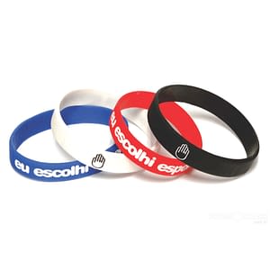 Pulseira de silicone com gravação em baixo relevo com cor 2